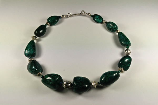 Kette aus wunderschön gemaserten, petrolgrünen Chrysokoll Perlen verschiedener Größe, kombiniert mit extravaganten Perlen aus massivem Silber