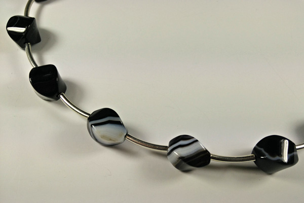 Kette aus Onyx Perlen mit wunderbarer schwarzweißer Maserung, durch Silberröhrchen schön in Szene gesetzt