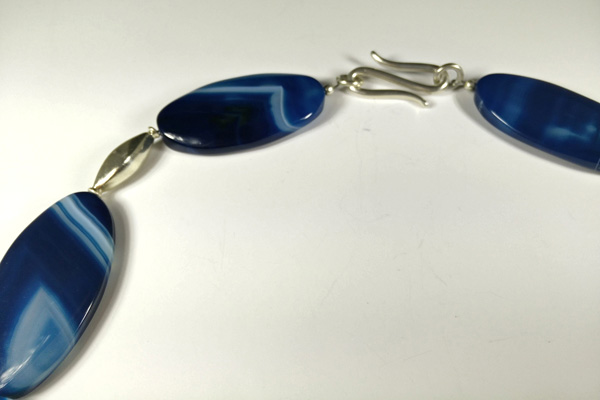 Ein Statement-Collier aus selten schönen blau-weißen Achaten, Silberperlen und S-Verschluss