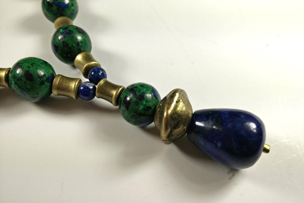 Collier aus wertvollen und seltenen, schönem Azurit-Malachit mit strahlend blauen Einschlüssen in grünem Gestein und Anhänger aus Lapislazuli sowie massives Messing