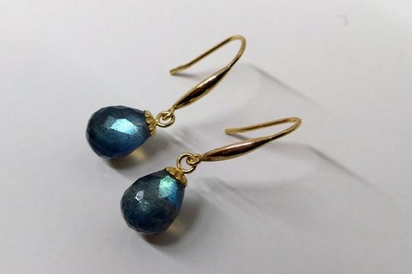 Ohrringe aus kleinen facettierten Labradorit Tropfen, Bügel 750 Gelbgold