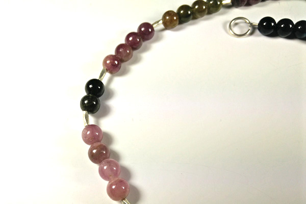 Turmalin-Kette aus 6 mm großen Perlen in Pastelfarben rosa-grün-grau mit Stäbchen und Verschluss aus 925 Silber