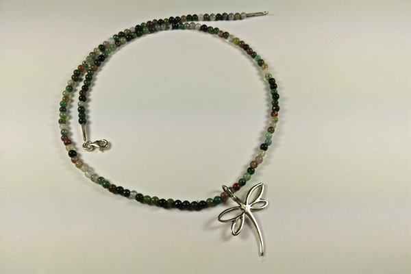 Kette aus 4 mm großen bunten Jaspis-Heliotrop Perlen in verschiedenen grünen, beigen und lila Tönen. Mit Libelle sowie Verschluss aus 925 Silber