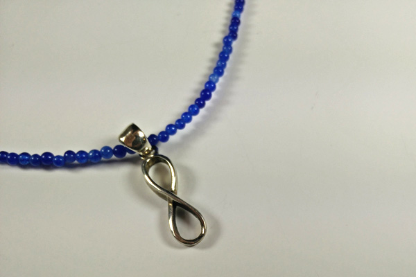 Kette aus 3 mm kleinen leuchtendblauen Achaten mit einem Infinity-Zeichen-Anhänger aus poliertem 925 Silber