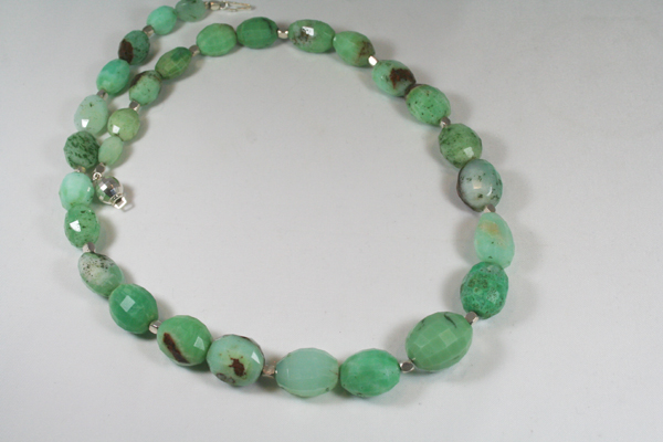 Kette aus Chrysopras mit im Verlauf eingeordneten handgeschliffenen Edelsteinen mit facettierten Silberstücken und Silberverschluss