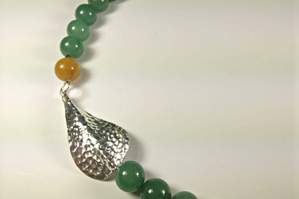 Kette aus tiefgrünem Aventurin und einer gelben Aragonit-Perle. Der Verschluss ist aus massivem, gehämmertem 925 Silber