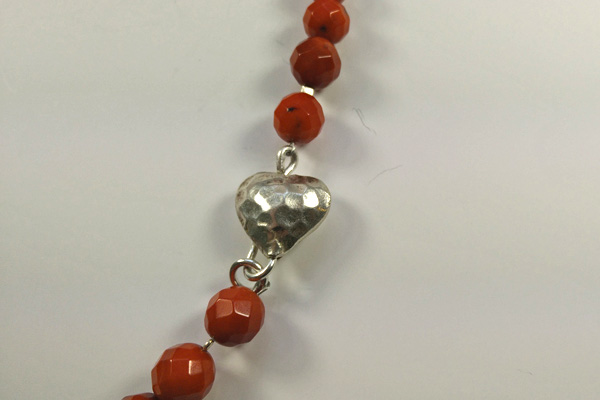 Kette aus facettierten leuchtendroten Baumkoralle-Perlen mit einem Silberverschluss in Herzform
