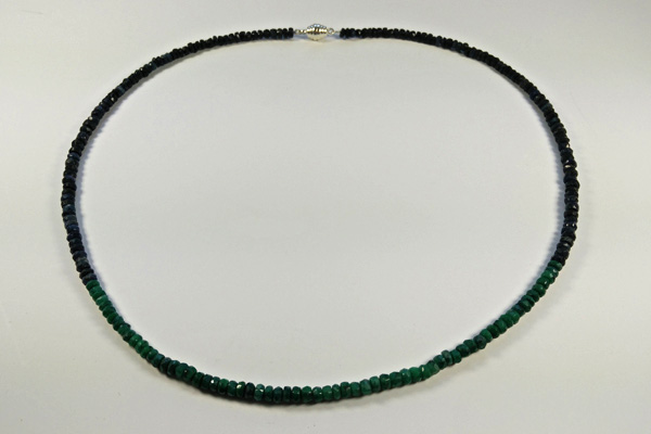 Zarte Kette aus facettierten dunkelgrünen Smaragden und dunkelblauen Saphiren mit Magnetverschluss aus poliertem Silber