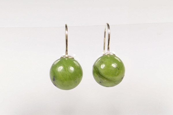 Ohrringe aus runder, grüner Jade an Silberhaken