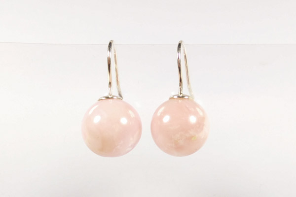 Ohrringe aus rundem, rosa Opal an Silberhaken.