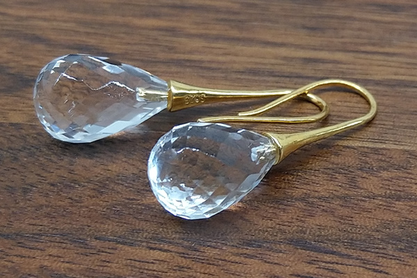 Ohrringe mit facettierten Bergkristall-Tropfen an Bügeln, Silber vergoldet