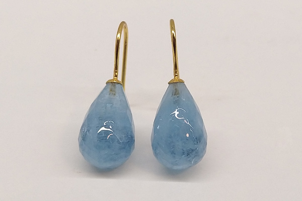Ohrringe mit facettierten tiefblauen Aquamarin -Tropfen mit Bügeln aus 333 Gold (8 kt)