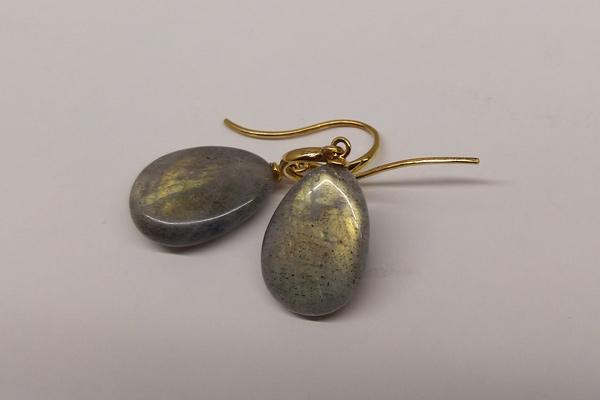 Ohrringe mit flachen Labradorit-Tropfen mit Bügeln aus Silber vergoldet