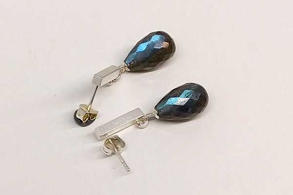 Ohrringe mit großen facettierten Labradorit-Tropfen, Stecker Silber