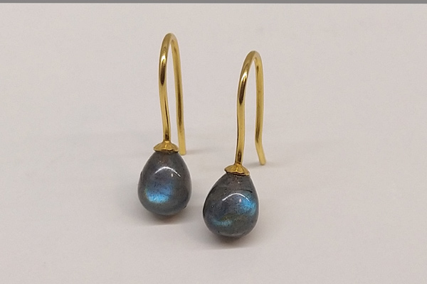 Ohrringe mit kleinen Labradorit-Tropfen, Bügel 333 Gold (8 kt )