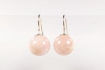 Ohrringe aus rundem, rosa Opal an Silberhaken.